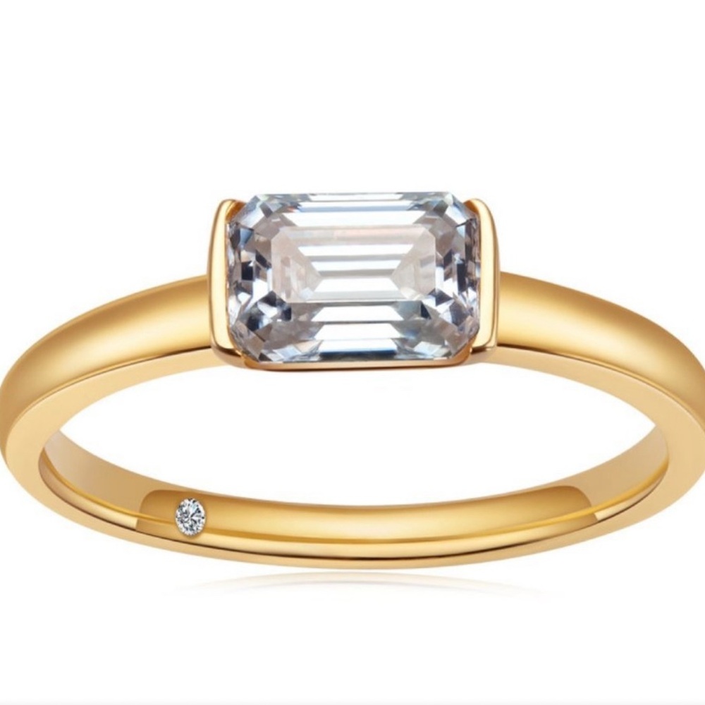 Elegant Gold Ring with Clear Gemstone